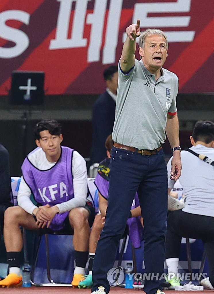 위르겐 클린스만(오른쪽) 한국 감독이 2023년 6월 16일 서울에서 남동쪽으로 320km 떨어진 부산 아시아드 주경기장에서 열린 페루와의 평가전에서 선수들에게 지시를 내리고 있다.