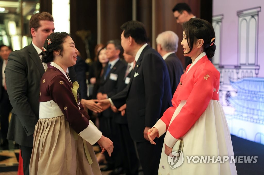 프랑스 동포들과 인사하는 윤석열 대통령 내외