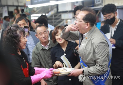 해수부 장관 만난 자갈치시장 상인들 "장사 안된다, 살려달라"