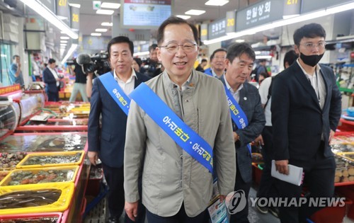 조승환 해수장관, 내일 신안군 찾아 천일염 공급상황 점검