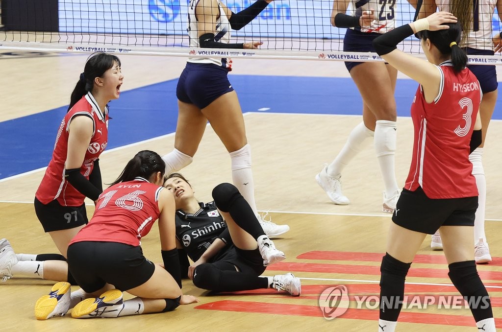 아쉬워하는 한국 선수들