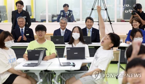 이주호 부총리 "경남 AI 수업, 디지털교과서 혁신과제에 도움"(종합)