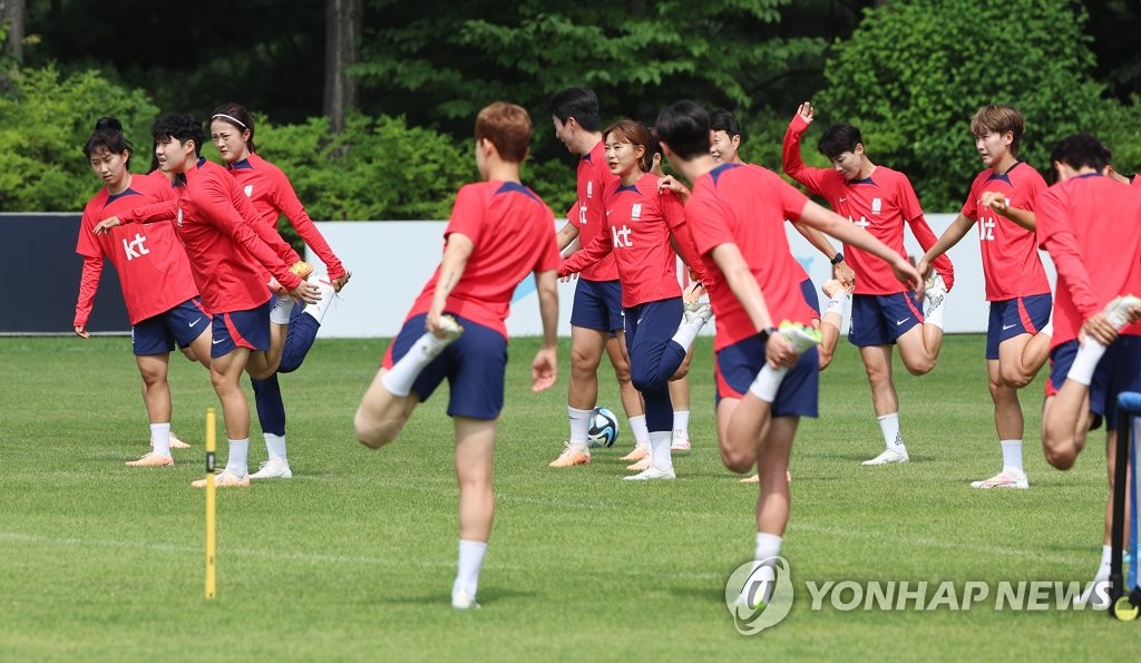 몸 푸는 여자 축구 대표팀 선수들