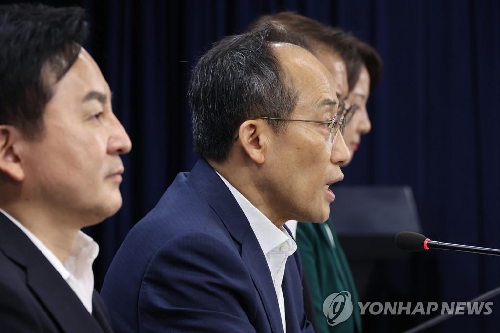 조경호 기획재정부 장관(가운데)이 2023년 7월 4일 서울에서 기자간담회를 하고 있다(연합). 