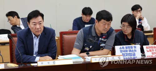 내년 최저임금 수정안…노동계 1만2천130원 vs 경영계 9천650원