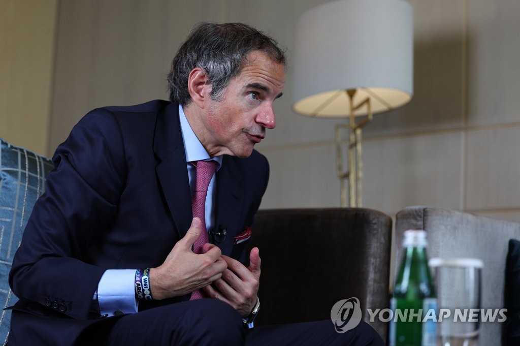 El director general de la Agencia Internacional de Energía Atómica, Rafael Mariano Grossi, habla durante una entrevista con la Agencia de Noticias Yonhap en un hotel en Seúl el 8 de julio de 2023. (Yonhap)