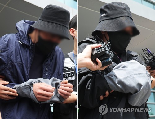 '장애 영아 살해' 친부·외조모 영장실질심사 출석