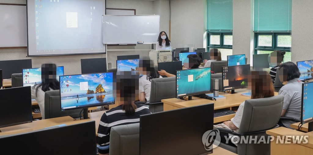 북한이탈주민정착지원사무소(하나원)에서 정보기술 교육받는 탈북민들