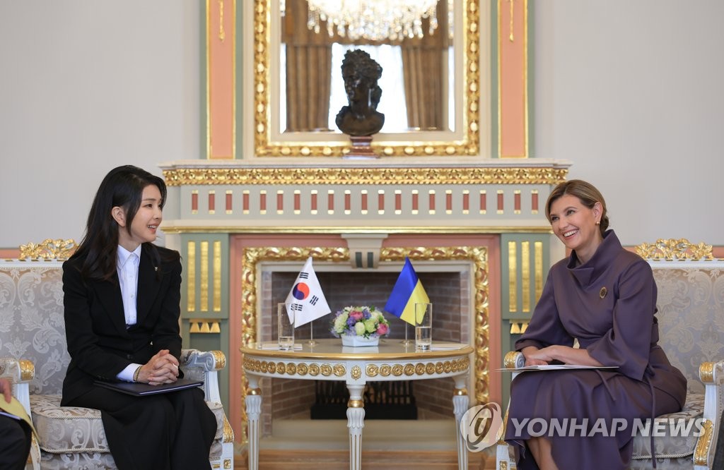 South Korean first lady Kim Keon Hee (L) and Ukrainian first lady Olena Zelenska meet at the Mariinskyi Palace, the official residence of the president of Ukraine, in Kyiv on July 15, 2023, in this photo provided by South Korea's presidential office. (PHOTO NOT FOR SALE) (Yonhap)
