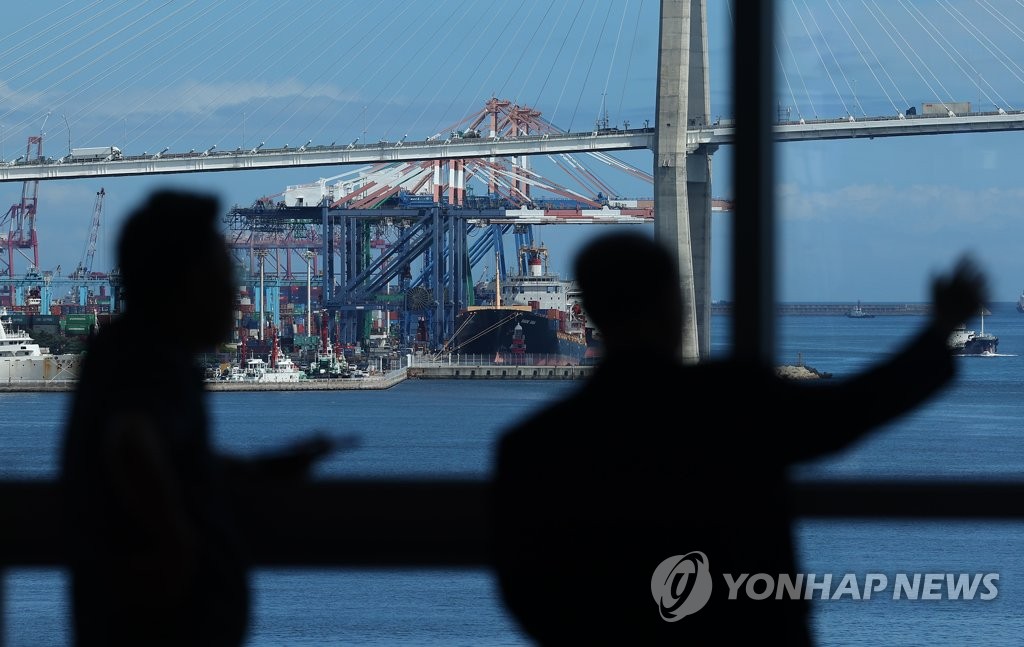 창문 밖 부산항