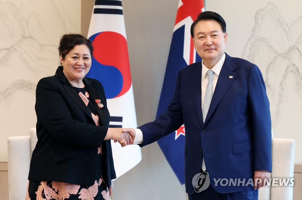 El presidente de Corea del Sur, Yoon Suk Yeol (derecha), posa para una foto con Cindy Kiro, gobernadora general de Nueva Zelanda, en la oficina presidencial en Seúl el 25 de julio de 2023. (Yonhap)