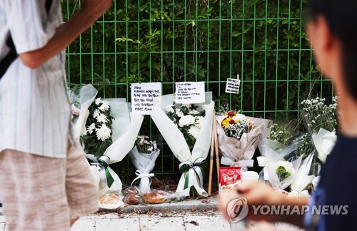 Flowers paying respect to the victims of a stabbing rampage are placed near a mall in Bundang, south of Seoul, on Aug.7, 2023, after a man rammed a car into pedestrians outside the mall and attacked multiple people with a knife on Aug. 3. (Yonhap)