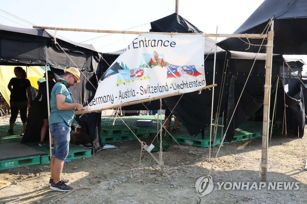 La foto, tomada el 7 de agosto de 2023, muestra a unos escultistas alemanes retirando la acampada tras la decisión de marcharse, en Saemangeum, en la comarca de Buan, en el suroeste de Corea del Sur.