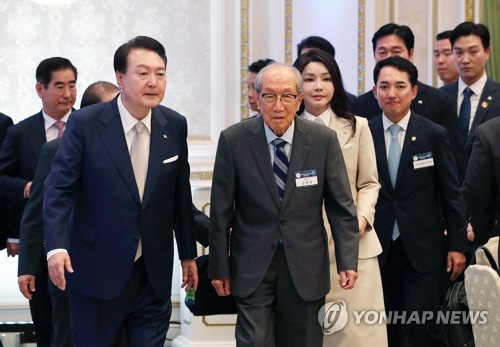 الرئيس يون يلتقي مع مقاتلي الاستقلال قبل يوم التحرير