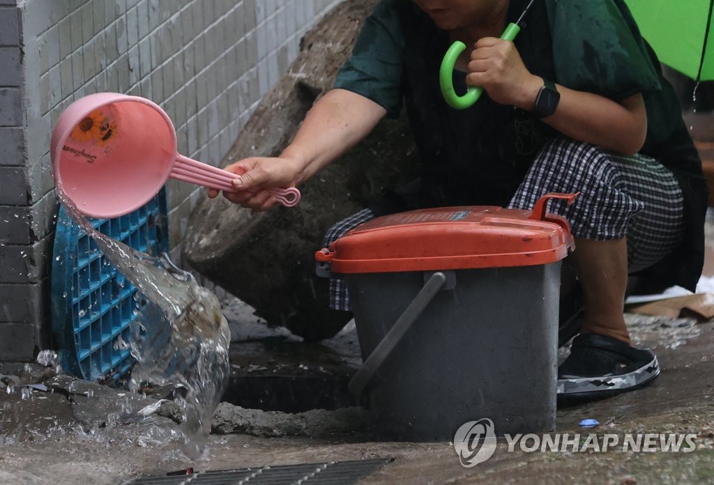 '비 더 오기 전에 물 퍼내야'