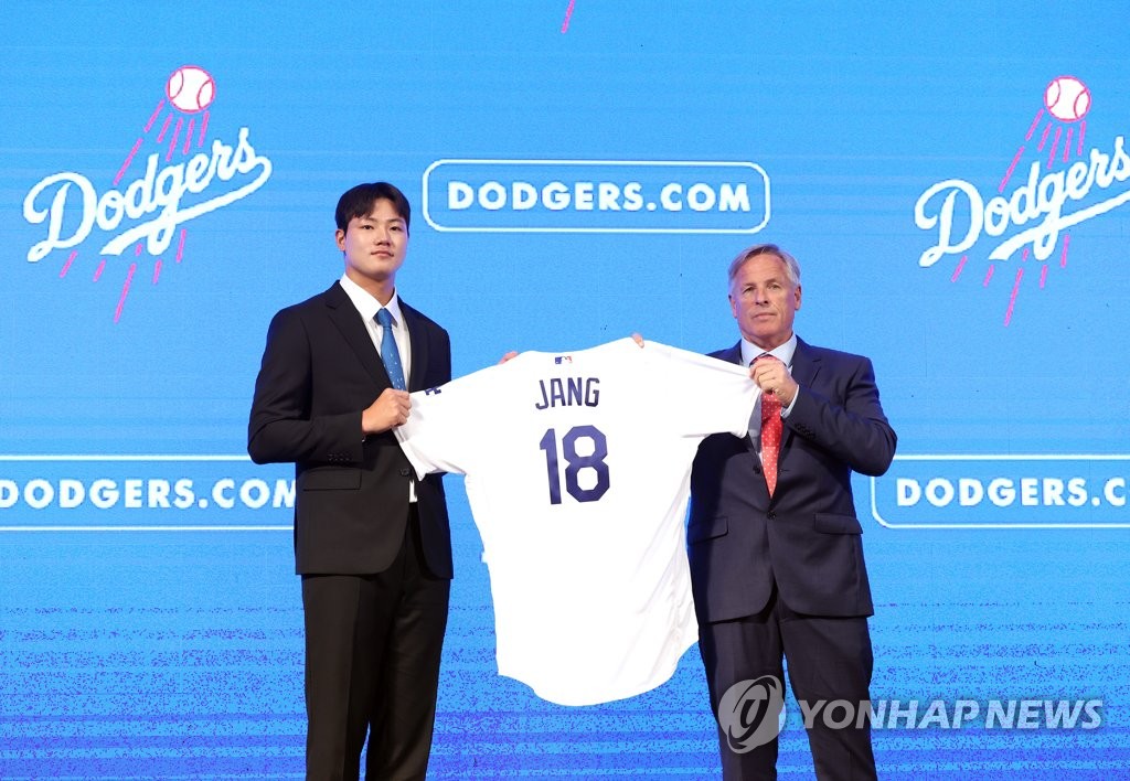 KBO in English on X: 🚨BREAKING THE MAN HAS SPOKEN Jang Hyeon-seok signed  a contract with the Los Angeles Dodgers for $900,000. Jang Hyun-seok said,  'It is an honor to join such