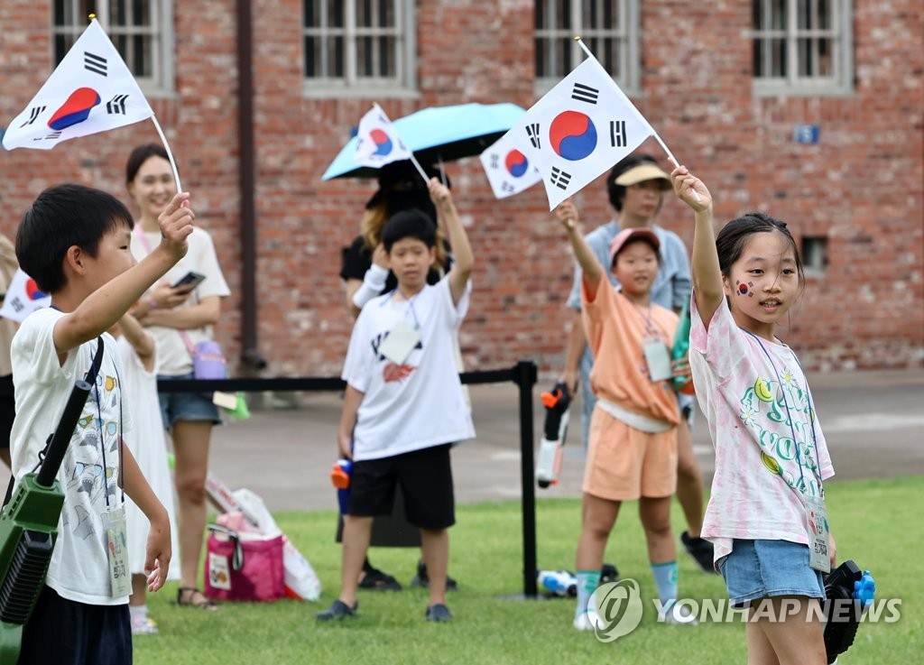 광복절은 기념하며