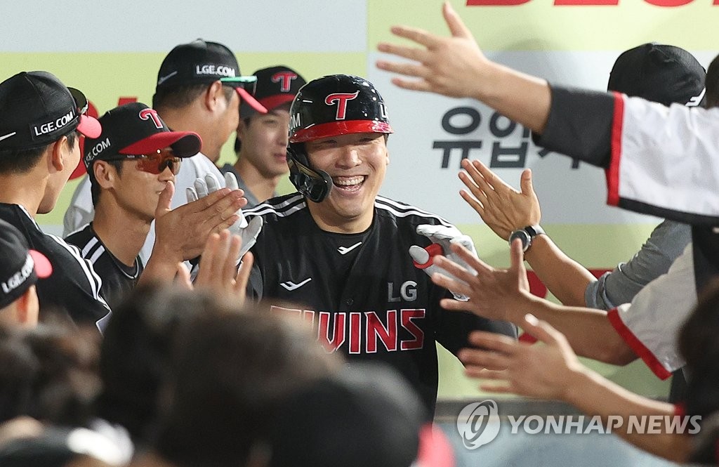 홈런 축하 받는 김현수