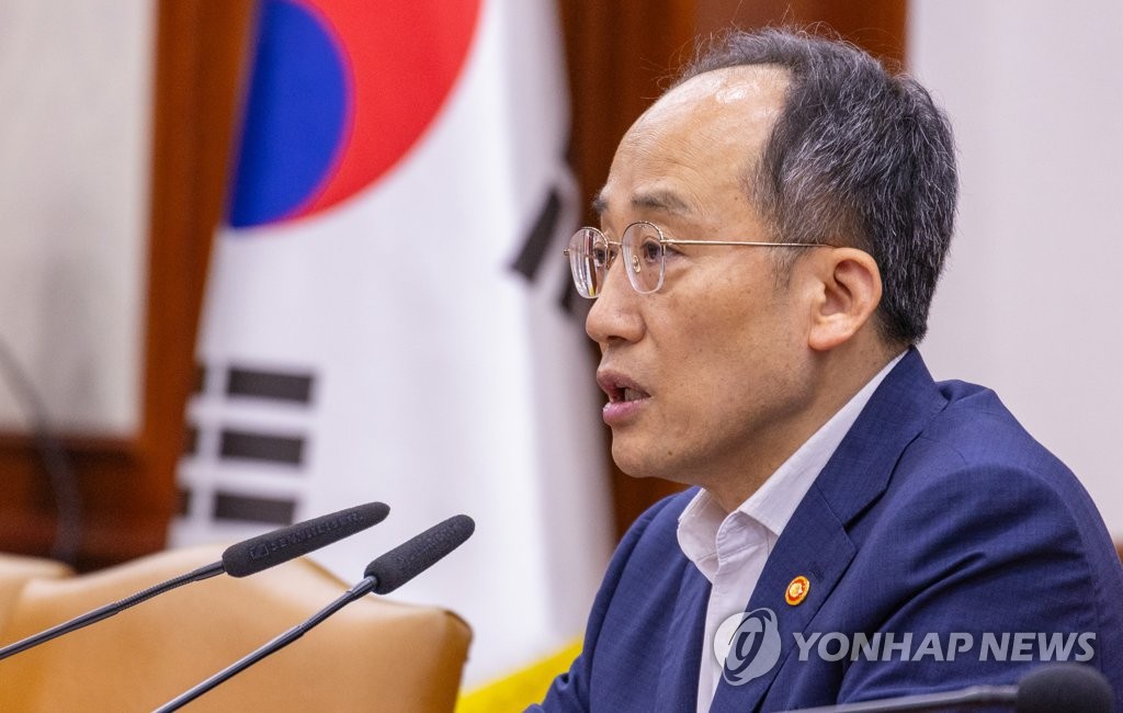 Choo Kyung-ho, le ministre des Finances, participe à une réunion ministérielle d'urgence dans le centre de Séoul le 17 août 2023.