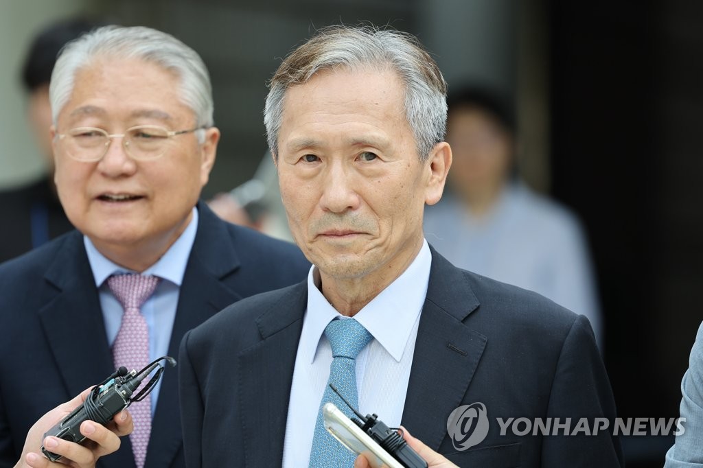 '군 댓글공작' 김관진 파기환송심서 징역 2년