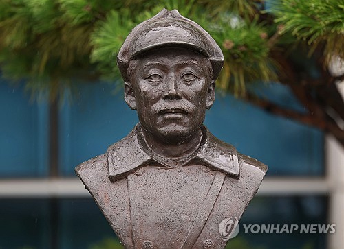 [속보] 대통령실, 홍범도 관련 "前대통령이 지나치게 나서는 게 문제"