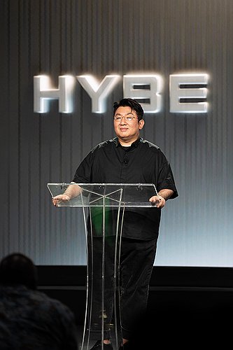 El fundador de Hybe es la tercera persona más rica en acciones del sector de la música pop mundial