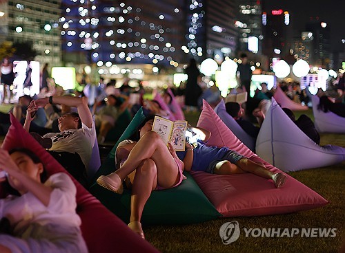 광화문 책마당 '밤의 도서관' 재개
