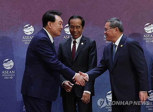 Yoon y el PM chino mantienen diálogos en Yakarta
