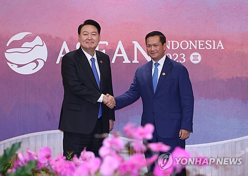 尹大統領がカンボジア首相と会談　釜山万博誘致で支持要請