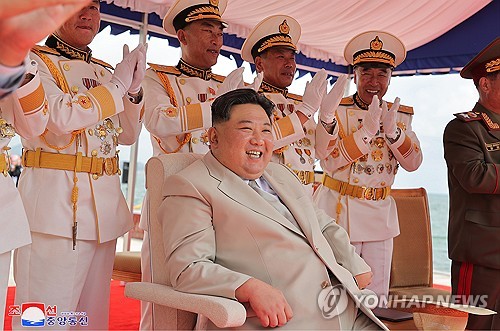 كوريا الشمالية تقول إنها دشنت "غواصة هجومية نووية تكتيكية" جديدة