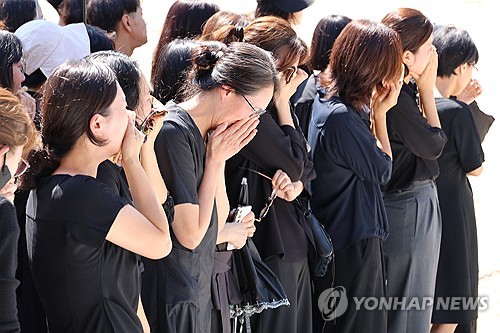 [삶] "학부모에 총 주고, 교사는 꽃으로 막으라니" 숨진 女교사 남편