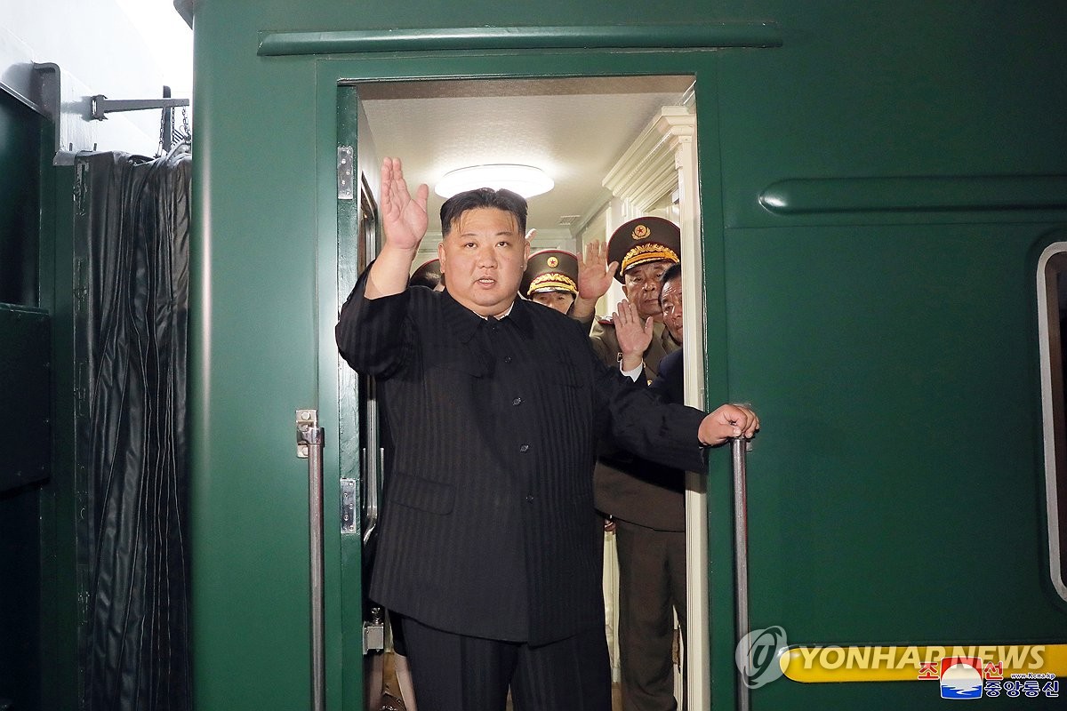 Esta foto, publicada, el 12 de septiembre de 2023, por la Agencia Central de Noticias de Corea del Norte, muestra al líder norcoreano, Kim Jong-un, partiendo de Pyongyang, en su tren especial, rumbo a Rusia. (Uso exclusivo dentro de Corea del Sur. Prohibida su distribución parcial o total)