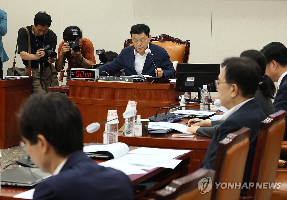 Lawmakers attend a meeting of the parliamentary education committee at the National Assembly in Seoul on Sept. 15, 2023. (Yonhap)