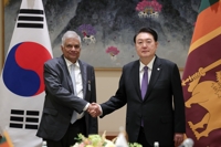 (LEAD) Yoon meets leaders of Sri Lanka, San Marino, 7 other nations