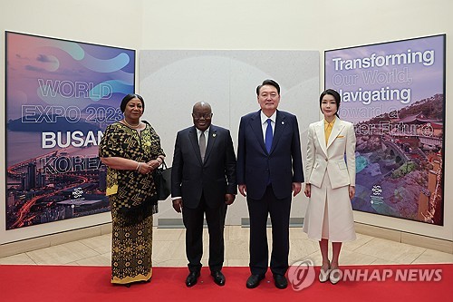 South Korean President Yoon Suk Yeol (2nd from R) and his wife, Kim Keon Hee (R), pose for a photo with Ghanaian President Nana Addo Akufo-Addo (2nd from L) and his wife, Rebecca Akufo-Addo, during a luncheon meeting in New York on Sept. 19, 2023, on the sidelines of the U.N. General Assembly. (Pool photo) (Yonhap)