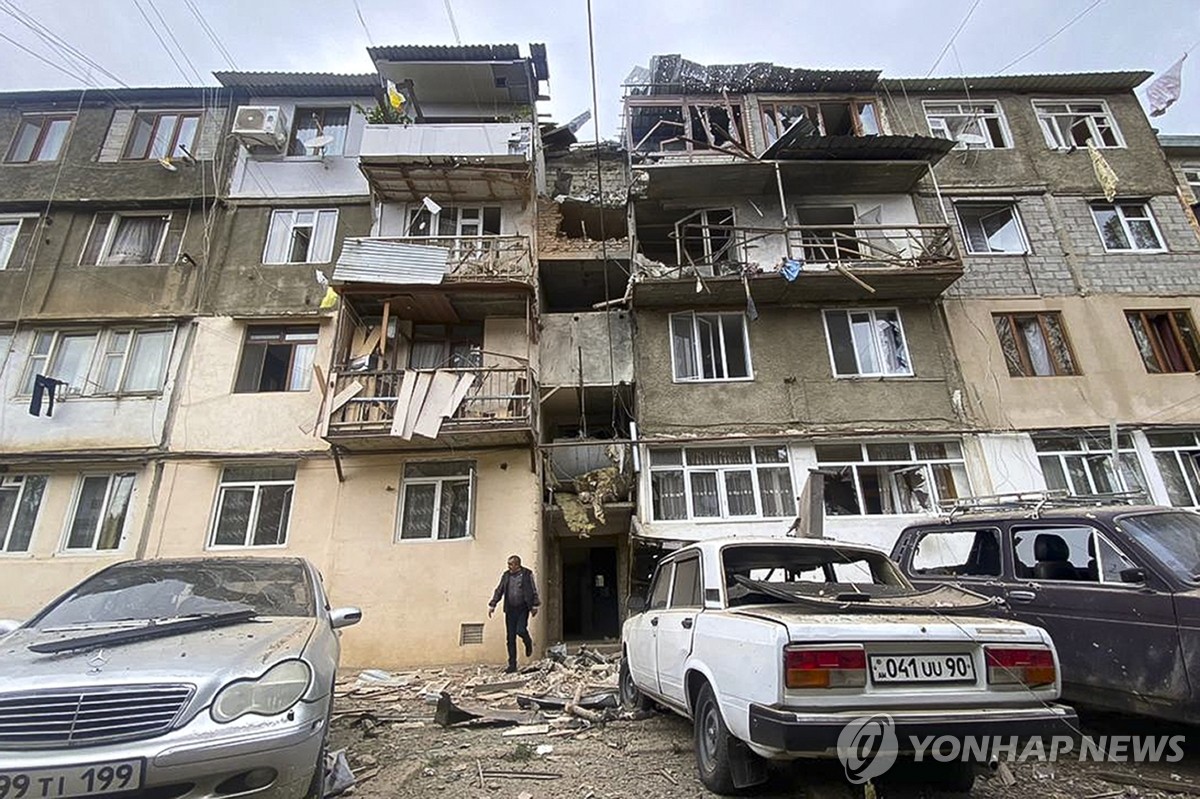 아제르바이잔-아르메니아 무력 충돌 속 파손된 아파트