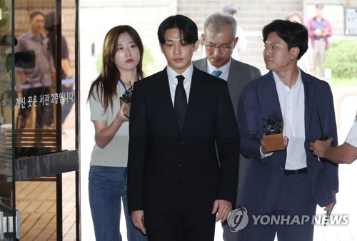 Yoo Ah-in llega a un tribunal