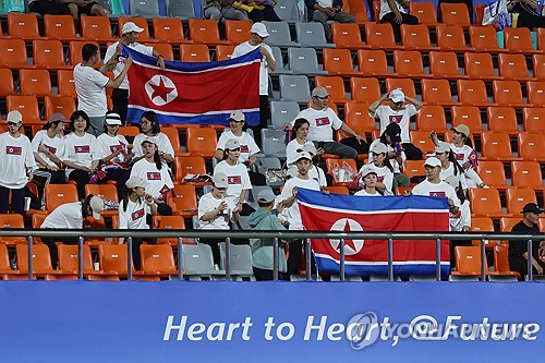 北朝鮮国旗掲げ応援