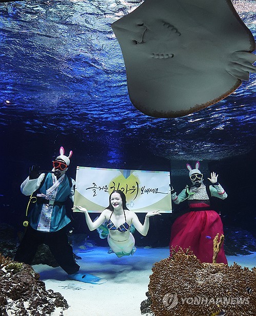 Underwater performance ahead of holiday