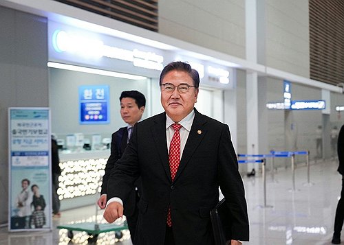 S. Korean FM heads to Britain, France for bilateral talks, World Expo campaign