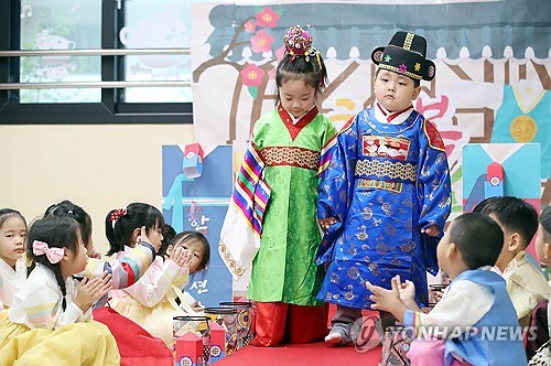 Desfile infantil de 'hanbok' por el 'chuseok'