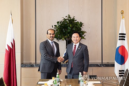 وزير الأراضي يلتقي وزير الطاقة القطري