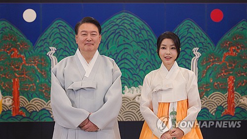 الرئيس «يون» والسيدة الأولى يرسلان رسالة فيديو إلى الجمهور بمناسبة عطلة التشوسوك