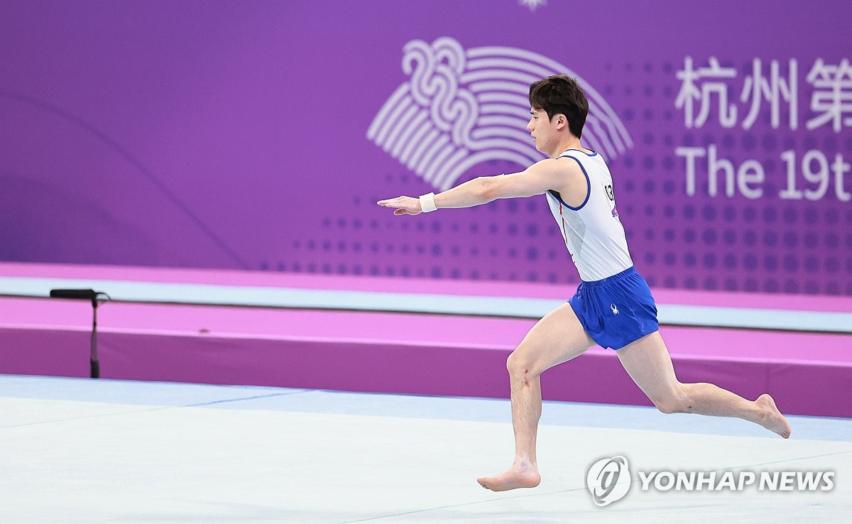 (Asiad) Gymnast Kim Hansol wins gold in men's floor exercise Yonhap