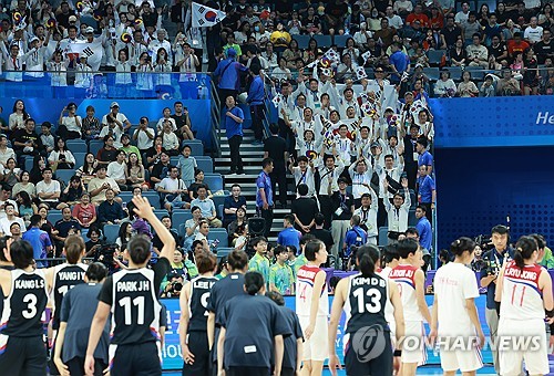 Applause for women's basketball players of 2 Koreas
