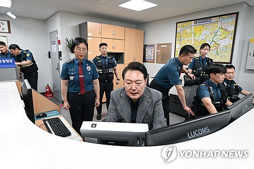 尹 '추석근무' 경찰·소방관 찾아 "덕분에 편안…승진·특진 확대"(종합)