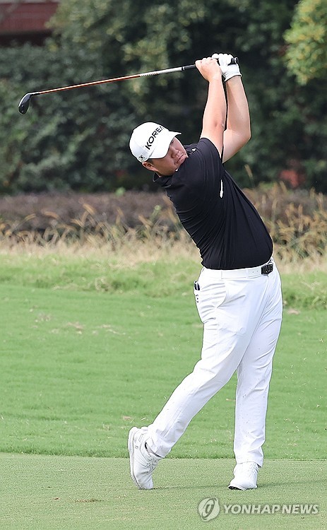 Im Sung-jae of South Korea hits a shot during the final round of the men&apos;s golf tournament at the Asian Games at West Lake International Golf Course in Hangzhou, China, on Oct. 1, 2023. (Yonhap)