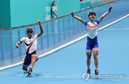 [아시안게임] 세리머니하다 역전패…한국 롤러, 남자 3,000m 계주 은메달