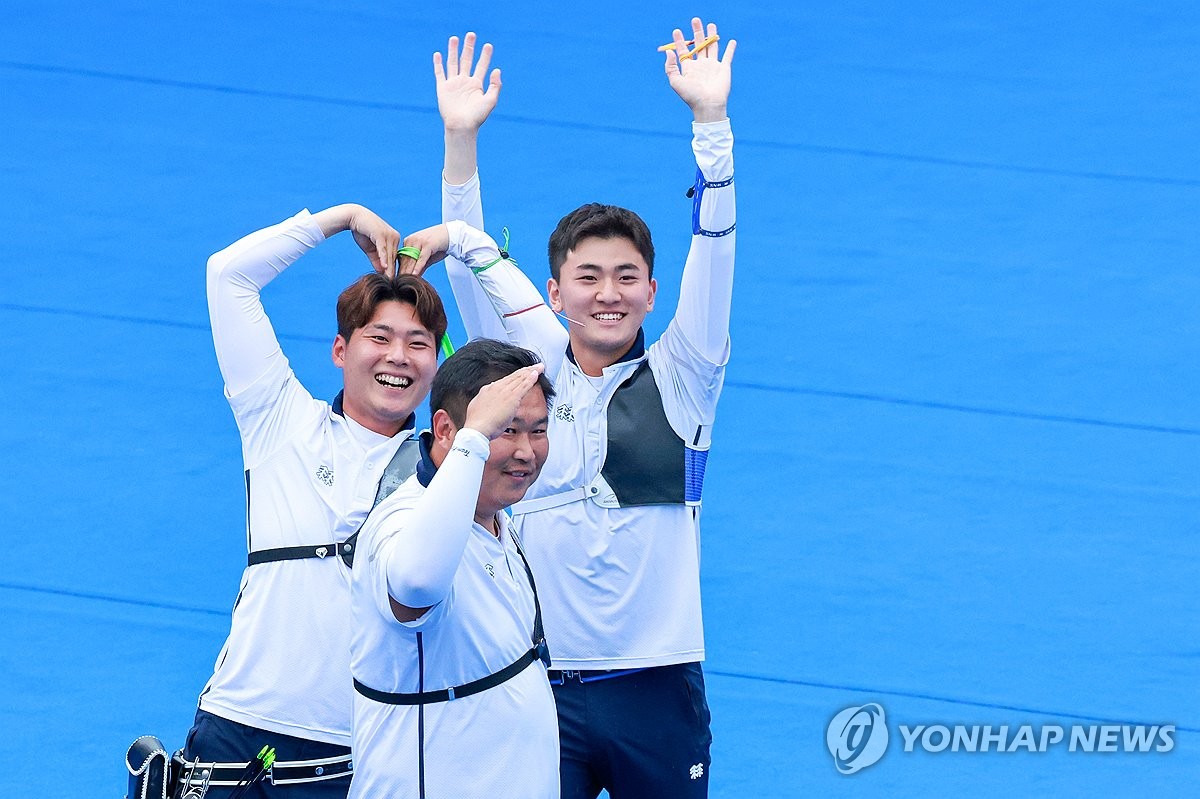 South Korea's Oh Jin-hyek (C), Lee Woo-seok (L) and Kim Je-deok (R) celebrate their victory in the final of the men's team recurve archery event at Fuyang Yinhu Sports Centre in Hangzhou, China, during the 19th Asian Games on Oct. 6, 2023. (Yonhap)