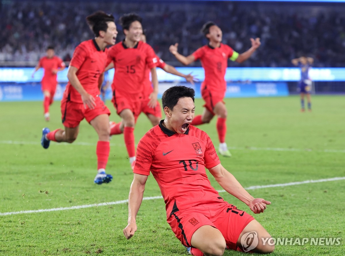 Cho Young-wook of South Korea celebrates his goal against Japan during the Asian Games men's football gold medal match at Huanglong Sports Centre Stadium in Hangzhou, China, on Oct. 7, 2023. (Yonhap)